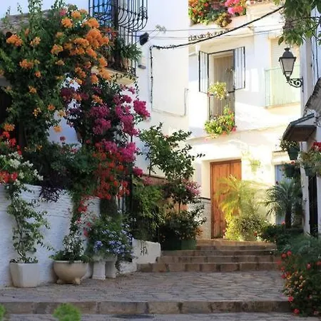 2-Bedroom Beachside Apartment With Private Parking, Estepona Centre *