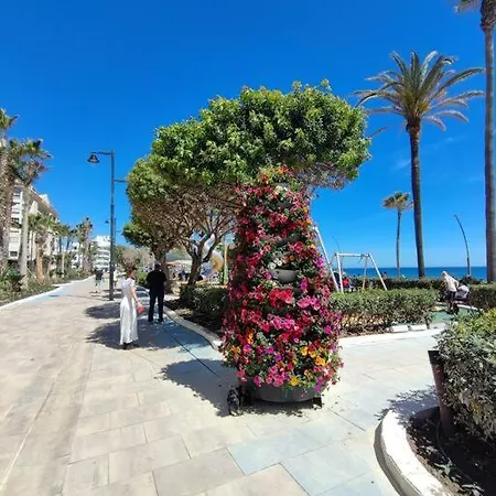شقة 2-Bedroom Beachside Apartment With Private Parking, Estepona Centre *