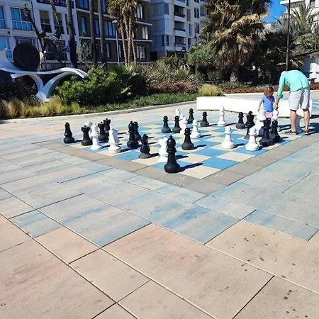 2-Bedroom Beachside Apartment With Private Parking, Estepona Centre شقة *