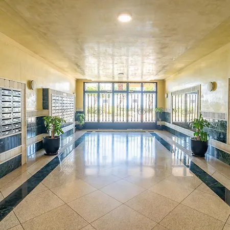 شقة 2-Bedroom Beachside Apartment With Private Parking, Estepona Centre *