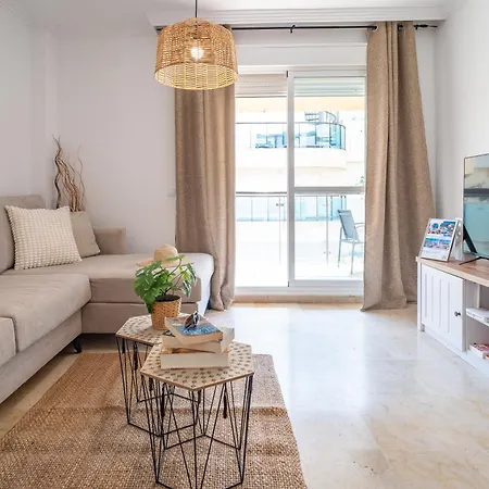 شقة 2-Bedroom Beachside Apartment With Private Parking, Estepona Centre
