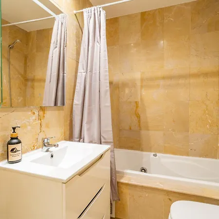 2-Bedroom Beachside Apartment With Private Parking, Estepona Centre إِستيبونا