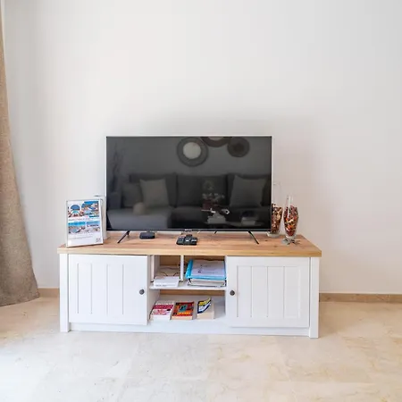 2-Bedroom Beachside Apartment With Private Parking, Estepona Centre شقة