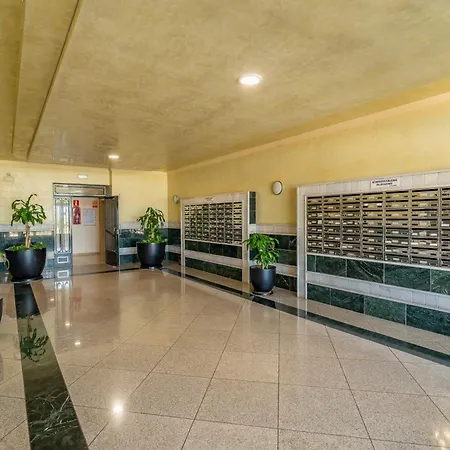 2-Bedroom Beachside Apartment With Private Parking, Estepona Centre شقة *