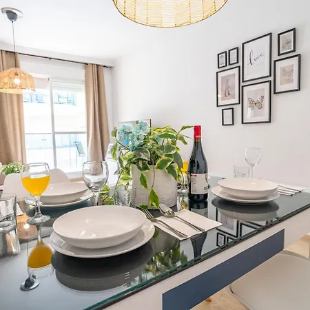 شقة 2-Bedroom Beachside Apartment With Private Parking, Estepona Centre *