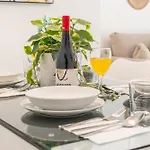 Appartement 2-bedroom Beachside With Private Parking, Centre Estepona