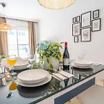 Apartment 2-bedroom Beachside With Private Parking, Centre *
