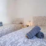 2-bedroom Beachside With Private Parking, Centre Apartment