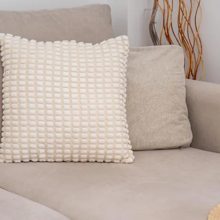 2-bedroom Beachside With Private Parking, Centre *