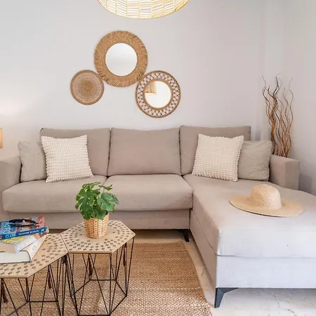 2-bedroom Beachside With Private Parking, Centre אסטפונה