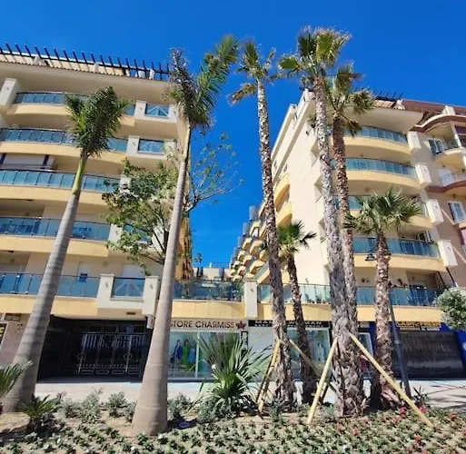 Apartment 2-bedroom Beachside With Private Parking, Centre *