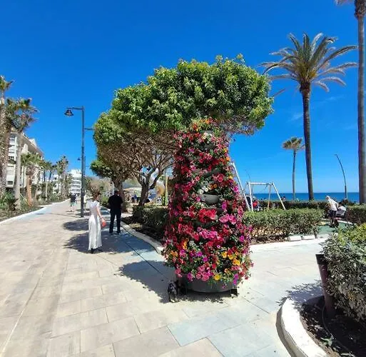 Apartment 2-bedroom Beachside With Private Parking, Centre *