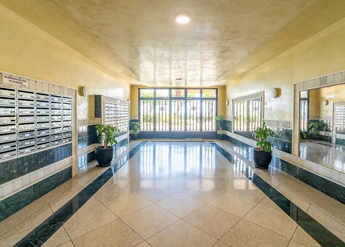 Apartment 2-bedroom Beachside With Private Parking, Centre *