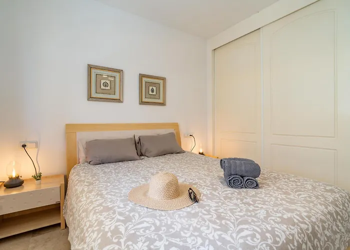 2-bedroom Beachside With Private Parking, Centre Apartment *