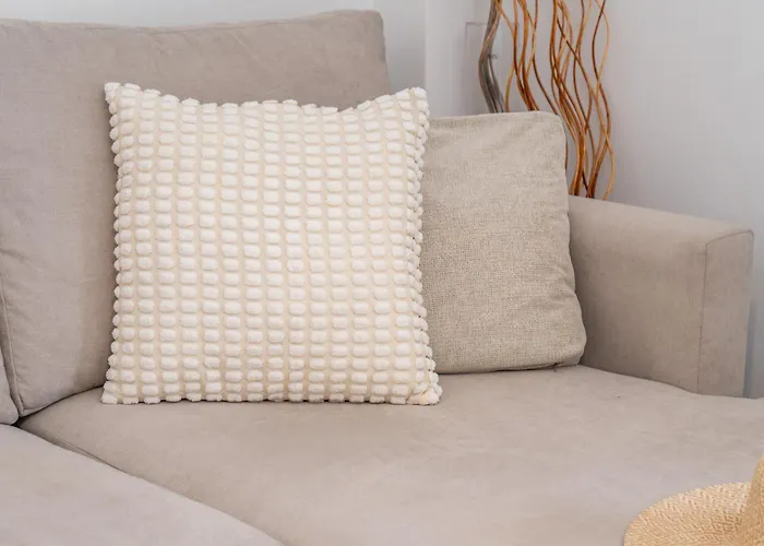 2-bedroom Beachside With Private Parking, Centre *