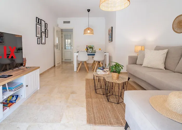 2-bedroom Beachside With Private Parking, Centre Apartment