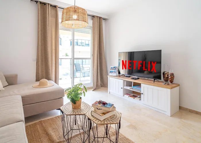 2-bedroom Beachside With Private Parking, Centre Apartment