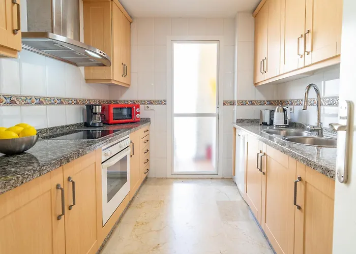 Apartment 2-bedroom Beachside With Private Parking, Centre *