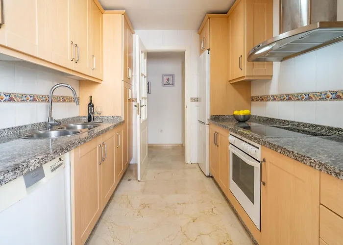 2-bedroom Beachside With Private Parking, Centre