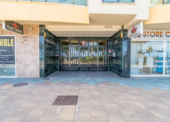 2-bedroom Beachside With Private Parking, Centre Apartment