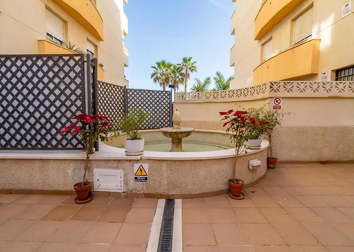 2-bedroom Beachside With Private Parking, Centre Apartment *