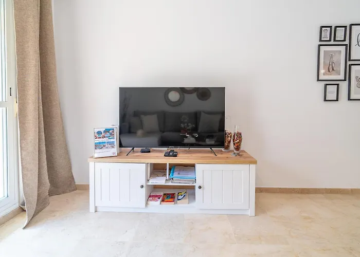 2-bedroom Beachside With Private Parking, Centre Apartment