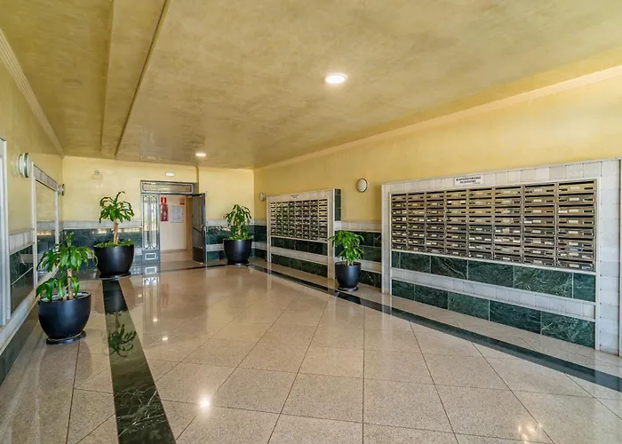 2-bedroom Beachside With Private Parking, Centre Apartment *