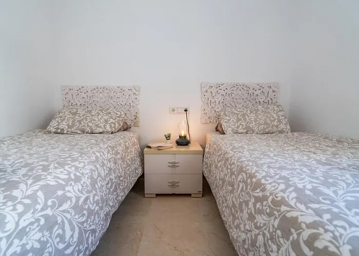 2-bedroom Beachside With Private Parking, Centre Apartment *