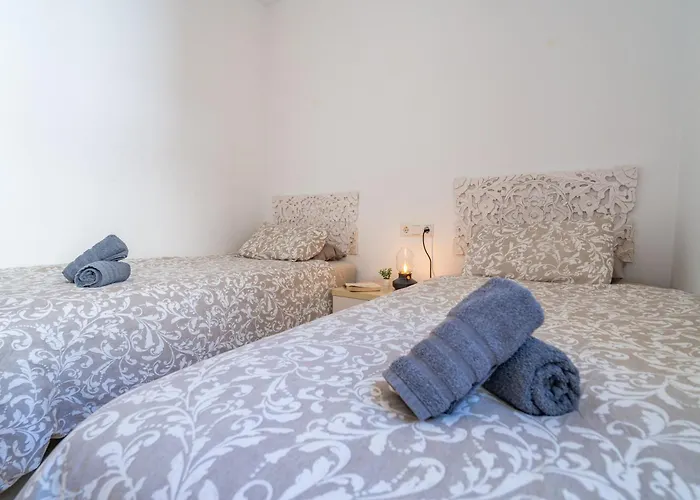 2-bedroom Beachside With Private Parking, Centre Apartment