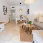 2-bedroom Beachside With Private Parking, Centre 아파트