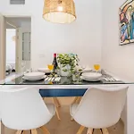 아파트 2-bedroom Beachside With Private Parking, Centre